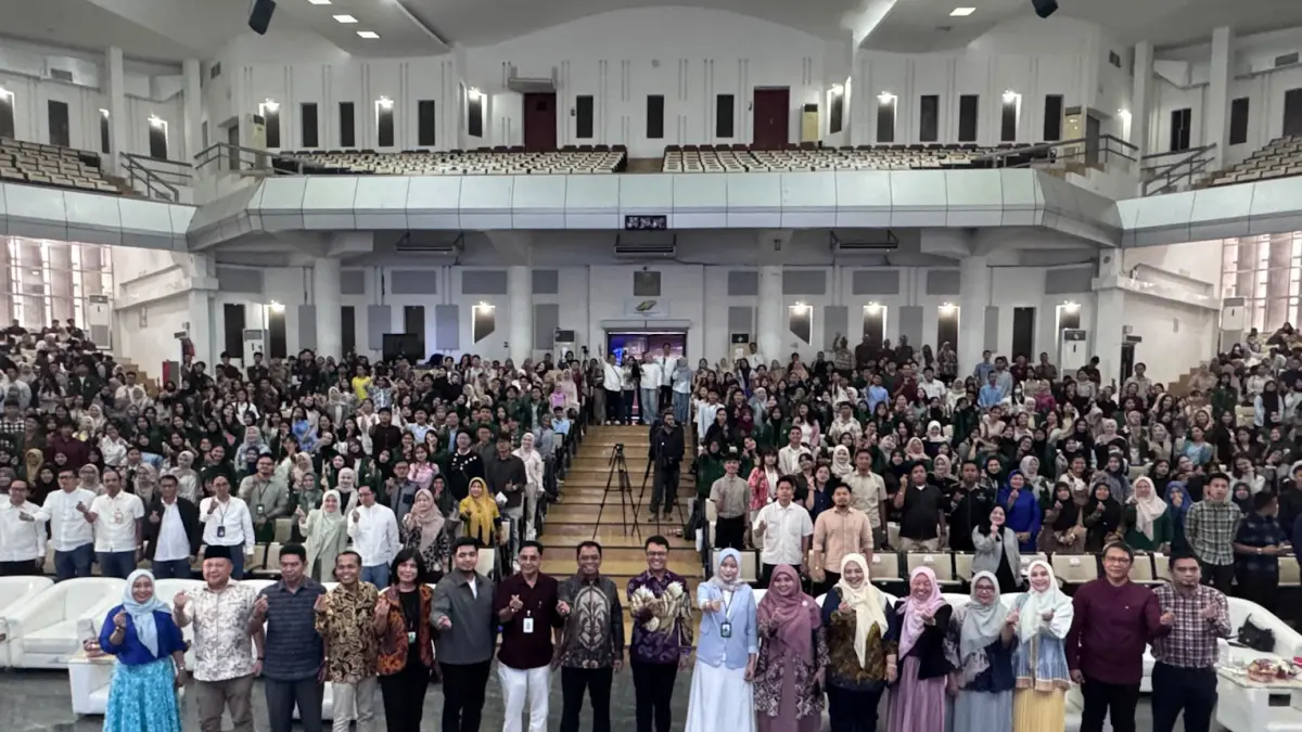 Direktur Operasional PT TASPEN (Persero), Tribuna Phitra Djaja bersama jajajaran USU, narasumber, dan peserta TASPEN Goes to Campus di Auditorium USU.