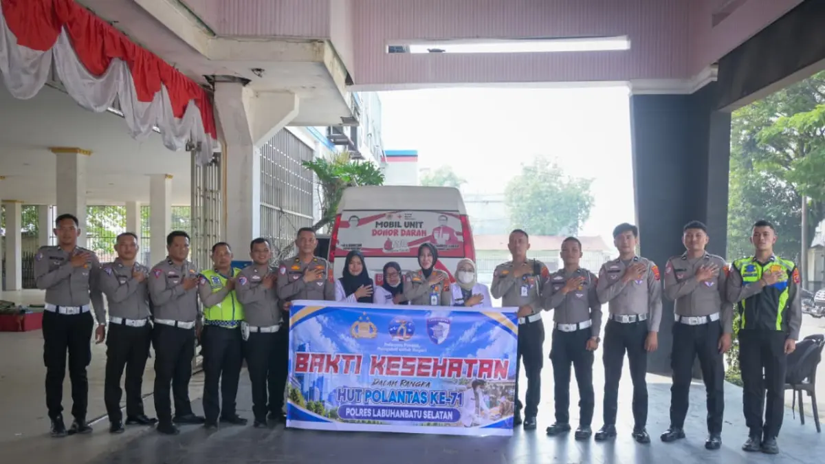 Kasatlantas bersama petugas dan PMI usai cara donor darah. (Khairuddin/Sumut Pos)