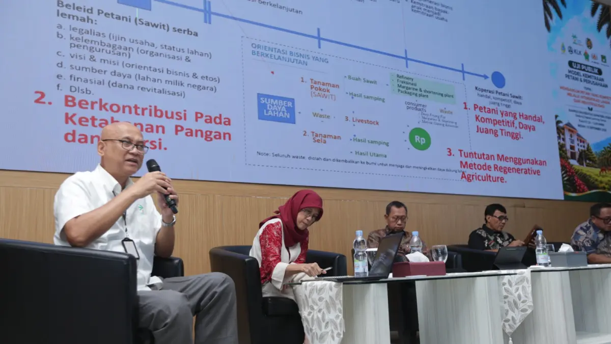 MATERI: Ketua Umum Rumah Sawit Indonesia, Kacuk Sumarto, saat pemaparan materi, Selasa (15/09/26) di USU. (Dok: panitia)