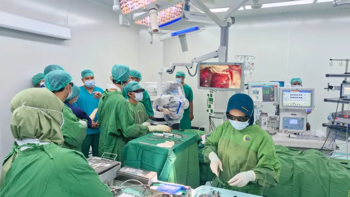OPERASI: Dokter Spesialis RSUP HAM Medan saat mendampingi operasi clipping aneurisma perdana di RSU Haji Medan Provsu. (Dok: Humas)