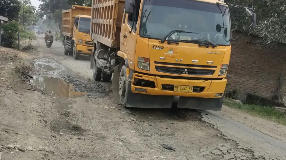 Truk diduga over kapasitas kembali melintasi jalan Provinsi Sergai yang baru diperbaiki dan mengalami kerusakan, Rabu (16/9 ). ( Fadly/Sumut Pos)