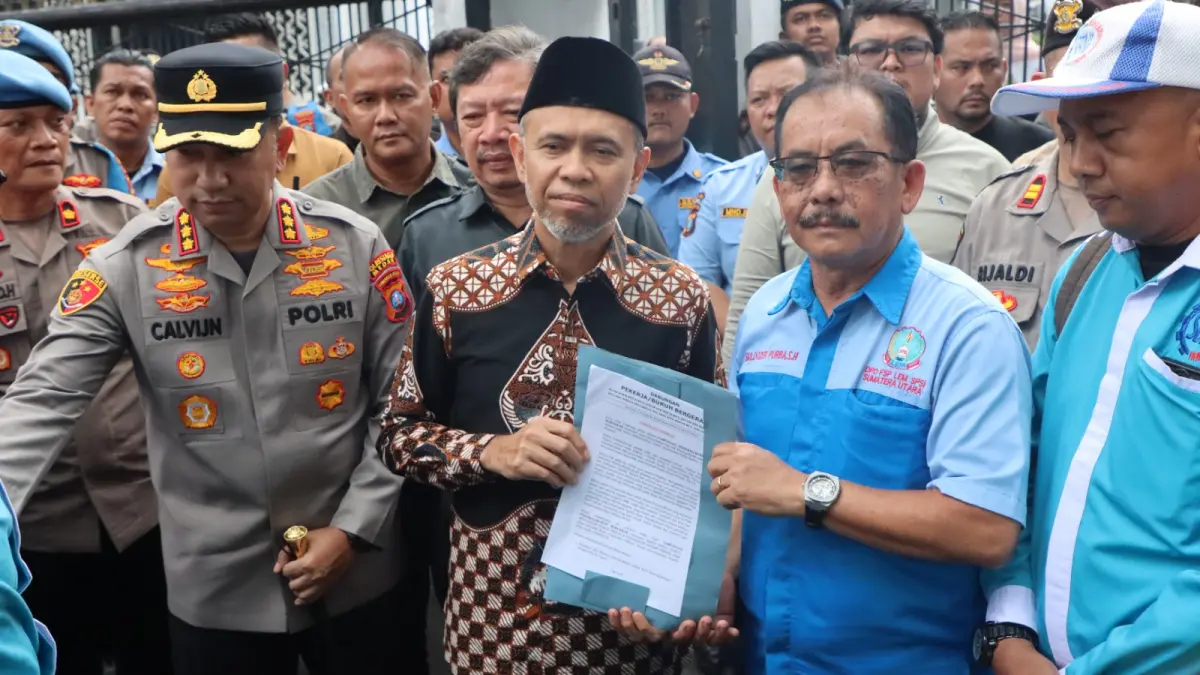 TUNTUTAN: Wakil Ketua DPRD Sumut, Salman Alfarisi menerima 5 tuntutan buruh yang melakukan aksi, Rabu (16/9/2026). (Dok: Markus Pasaribu)