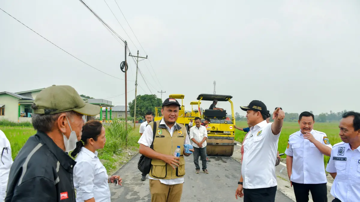 Wabup Sergai Adlin Tambunan meninjau langsung proses peng-hotmix-an Jalan Simpang Sionggang. (Fadly/Sumut Pos)