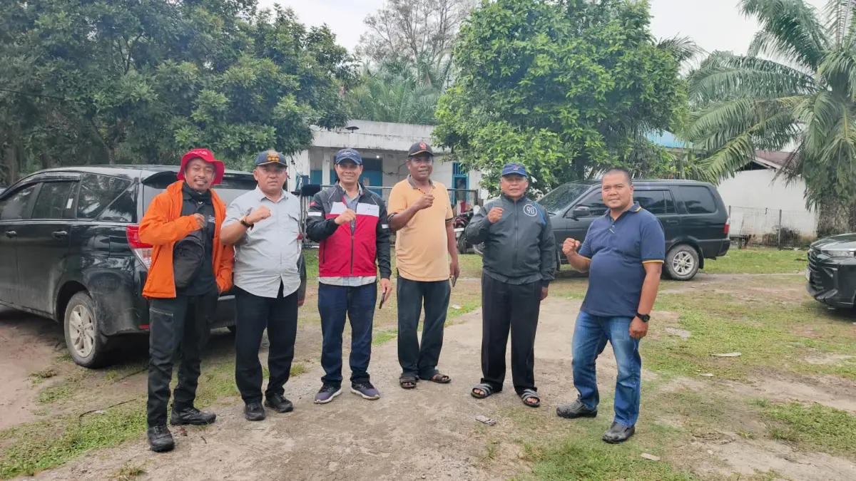 Kadis PUPR Batu Bara Budi Sinaga, Anggota DPRD Batu Bara Alpon Sirait ST, Kepala Seksi PSDA Bah Bolon Pematangsiantar Sadikan, dan Tokoh Masyarakat Air Putih Erwin Panjaitan saat meninjau penanganan Regulator Sumanggar/Tanjung Muda di Air Putih, Senin (14/9/2026). (Foto Liberti H Haloho/Sumut Pos)