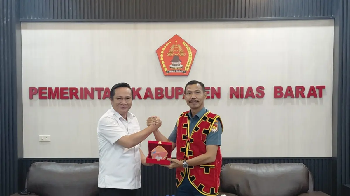 Bupati Nias Barat, Dr. Eliyunus Waruwu, S.Pt., M.Si., M.M., bersama Danlanal Nias Letkol Laut (P) Tomosa Uskarlind Larosa, M.Tr.Opsla, setelah meninjau lokasi yang direncanakan untuk pembangunan Pos TNI AL (Posal) di Kabupaten Nias Barat, Rabu (16/9/2026). (Oloheta Gulo/Sumut Pos)