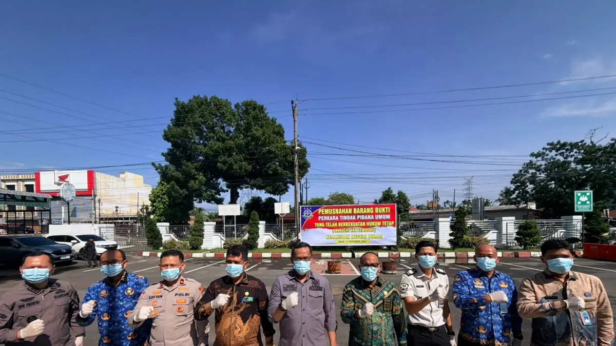 Foto bersama Kajari Binjai, Iwan Setiawan dan forkopimda saat melakukan pemusnahan barang bukti. (Intelijen Kejari Binjai/Sumut Pos)