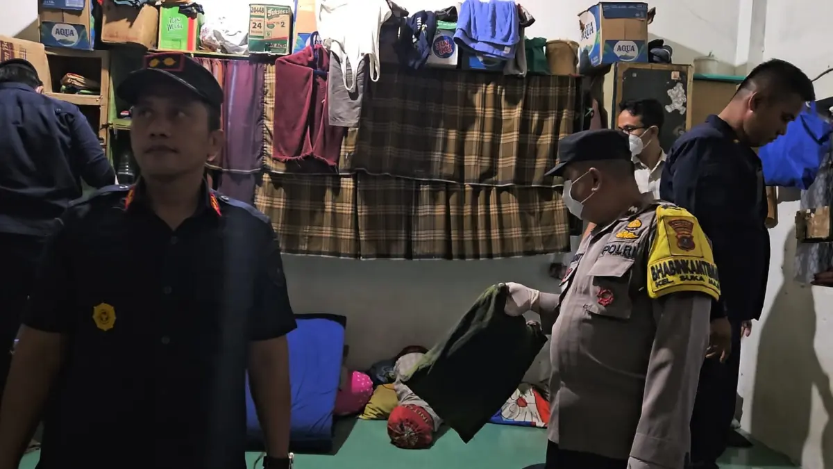 Petugas gabungan saat melakukan pemeriksaan terhadap wargabinaan Lapas Binjai. (Humas Lapas Binjai/Sumut Pos)