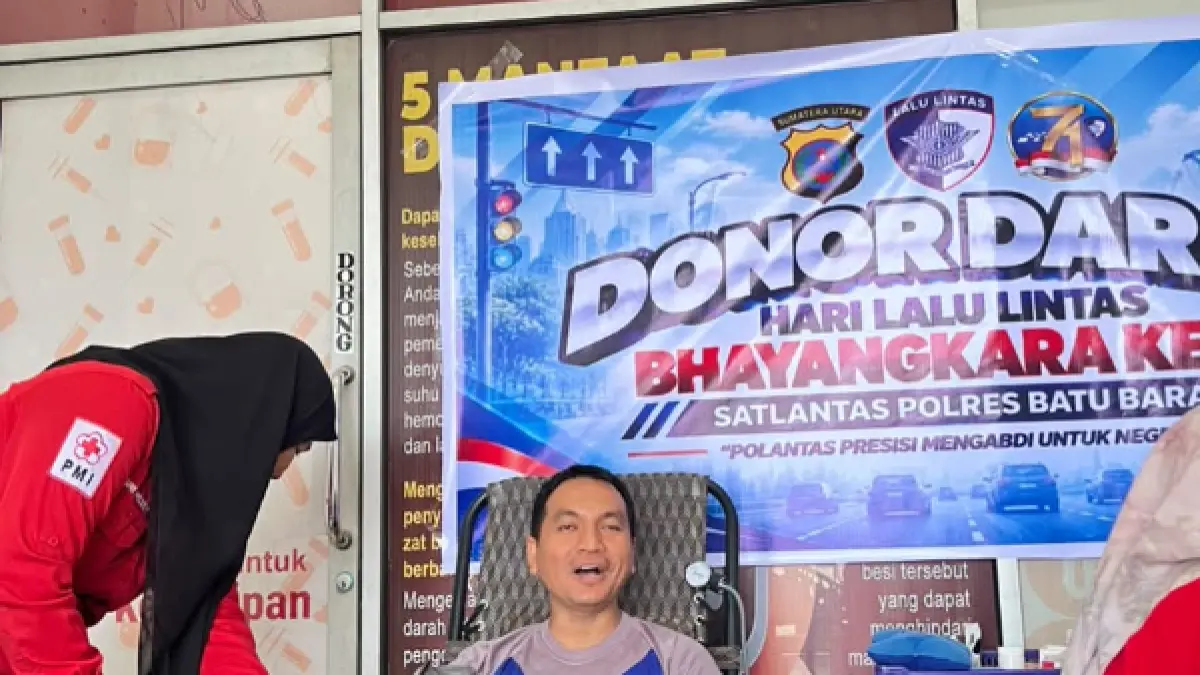 Kasatlantas Polres Batu Bara IPTU Devi Siringo-Ringo, S.H., S.Sos., M.H., bersama sejumlah personel Satlantas Polres Batu Bara.
saat menggelar donor darah di Kantor Palang Merah Indonesia (PMI) Kabupaten Batu Bara, Kamis (18/9/2026), dalam rangka menyambut Hari Ulang Tahun (HUT) Lalu Lintas ke-71. (Foto.Humas Polres Batubara)