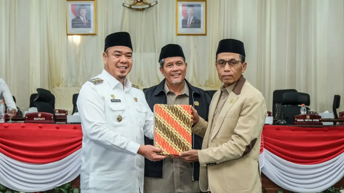 Wakil Bupati Batu Bara Syafrizal, S.E., M.AP., menyampaikan Nota Keuangan dan Rancangan Peraturan Daerah (Ranperda) tentang Perubahan Anggaran Pendapatan dan Belanja Daerah (APBD) Kabupaten Batu Bara Tahun Anggaran 2026 dalam Rapat Paripurna DPRD Kabupaten Batu Bara, Rabu (16/9/2026). (Komimfo Batubara/Sumut Pos)