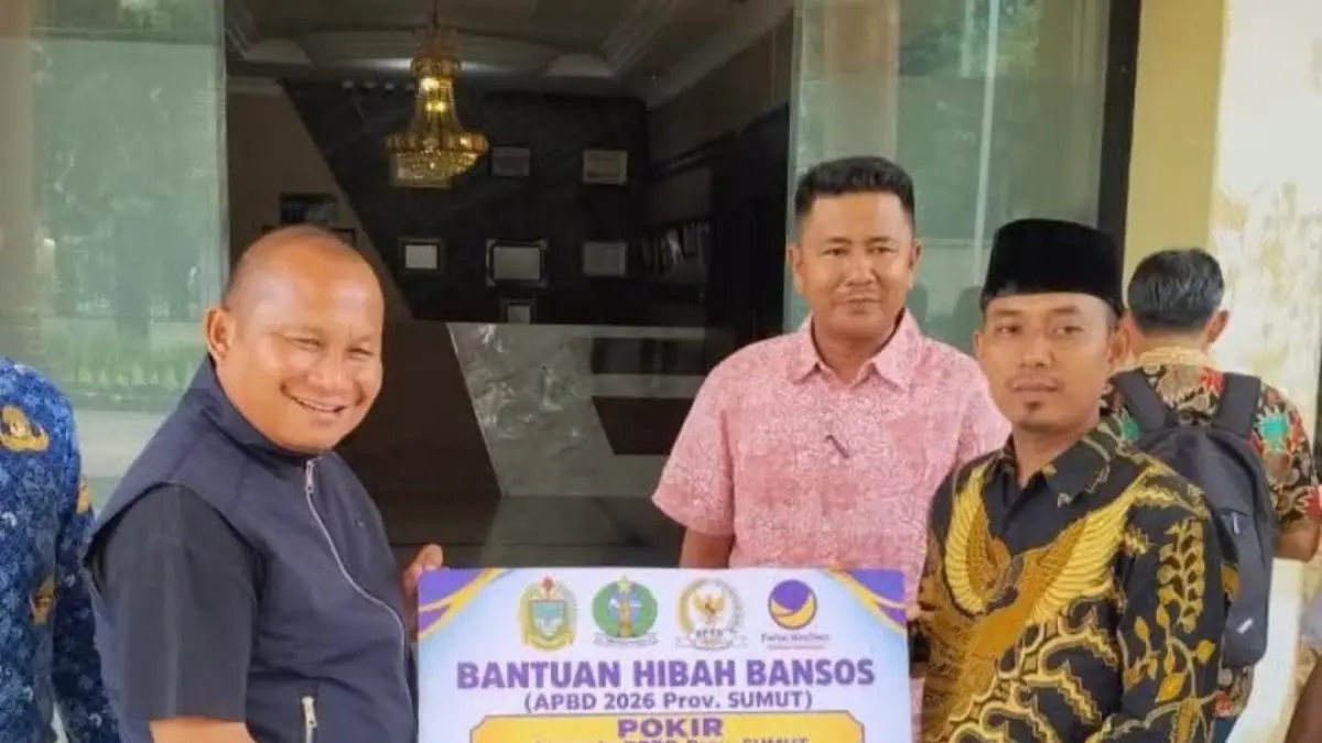 BANTUAN: Anggota DPRD Sumut, Rahmansyah Sibarani menyerahkan bantuan hibah ke BKM di Sibolga. (Dok: Tim Rahmansyah Sibarani)