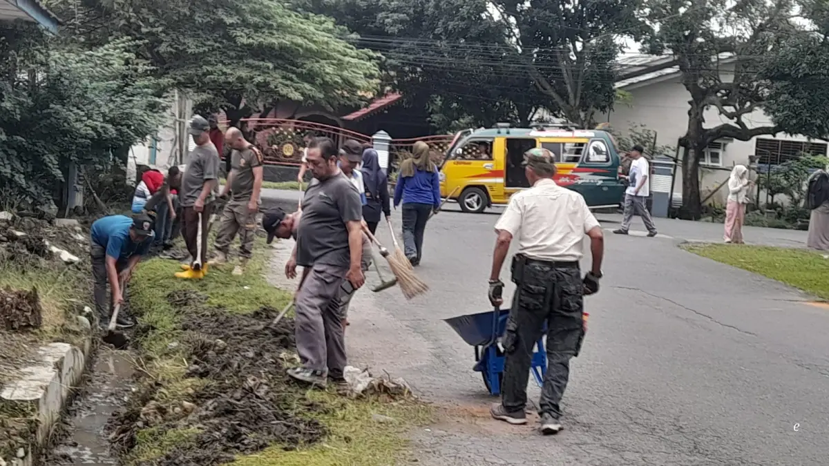 Gotong royong gerakan Asri membersihkan drainase. (Diskominfo Binjai/Sumut Pos)