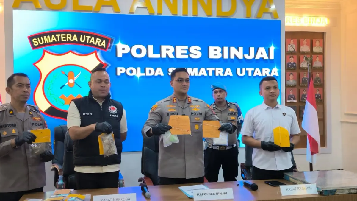 Kapolres Binjai, AKBP Raden Bimo Moernanda (dua dari kanan) saat memaparkan pengungkapan kasus curat. (Teddy Akbari/Sumut Po)