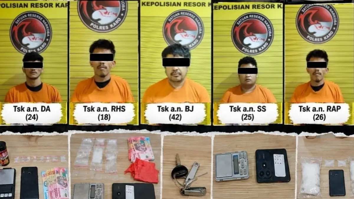 Lima tersangka dan barang bukti yang diamankan Polres Karo dari dua wilayah hukum yang berbeda. (Humas Polres Karo)