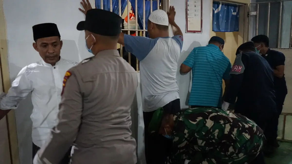 RAZIA: Petugas gabungan melakukan razia dan tes urine di Lapas Kelas I Medan, Rabu (16/9/2026) malam. (Dok: Lapas Medan)
