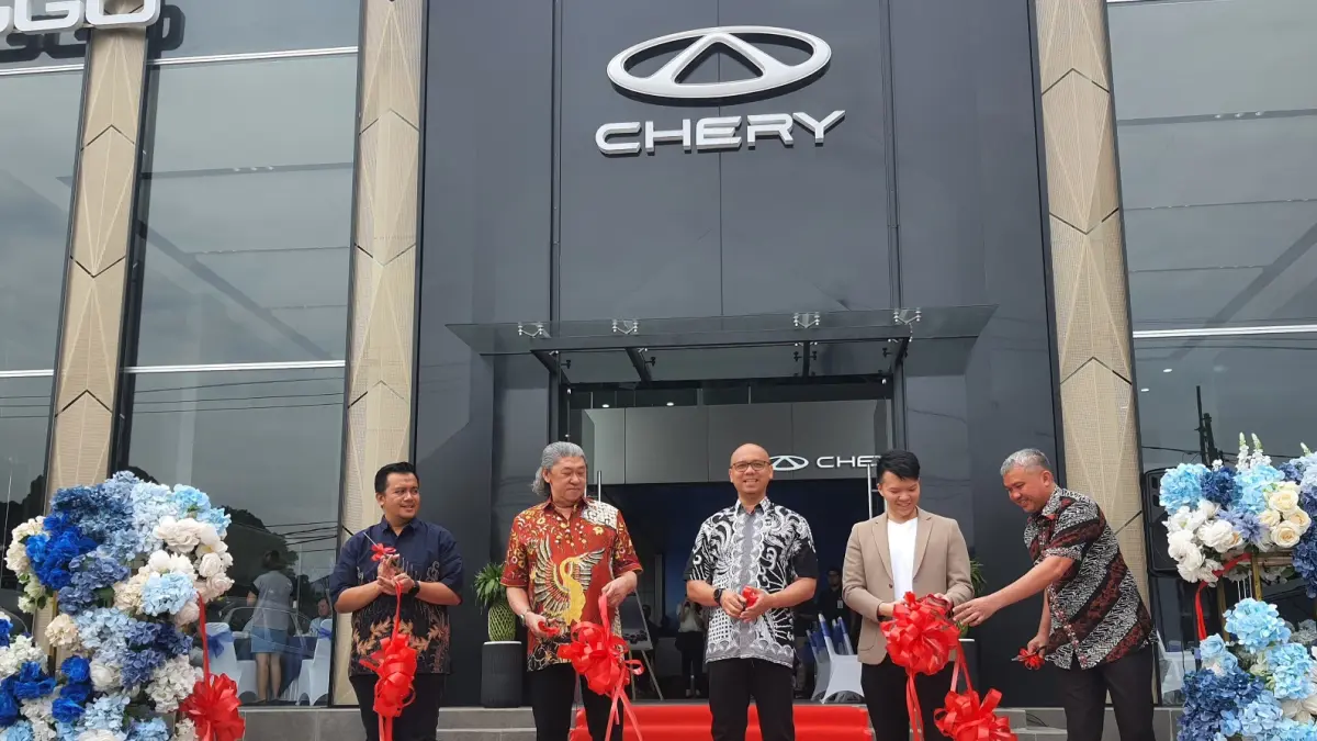 RESMI: Manajemen Chery Indonesia saat meresmikan Chery ADS Gatsu Medan, Jumat (18/9/2026). (Dok: Juli Ramadhani Rambe)