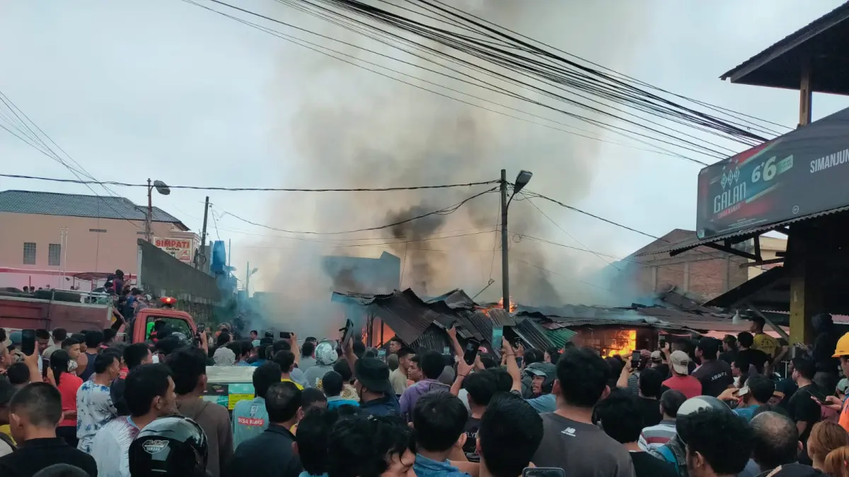 TERBAKAR. Sejumlah rumah di japan Pakpak dan jalan Tapanuli Sidikalang, Kabupaten Dairi, hangus terbakar, Jumat (18/9/2026). (RUDY SITANGGANG/SUMUT POS)