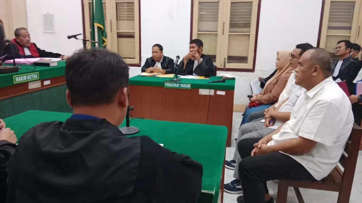 TERDAKWA: Empat terdakwa korupsi proyek kontrak fiktif Dinas Ketapangtan Binjai, menjalani sidang dakwaan di Pengadilan Tipikor Medan, Kamis (17/9/2026) sore. (Dok: Gusman/Sumut Pos)
