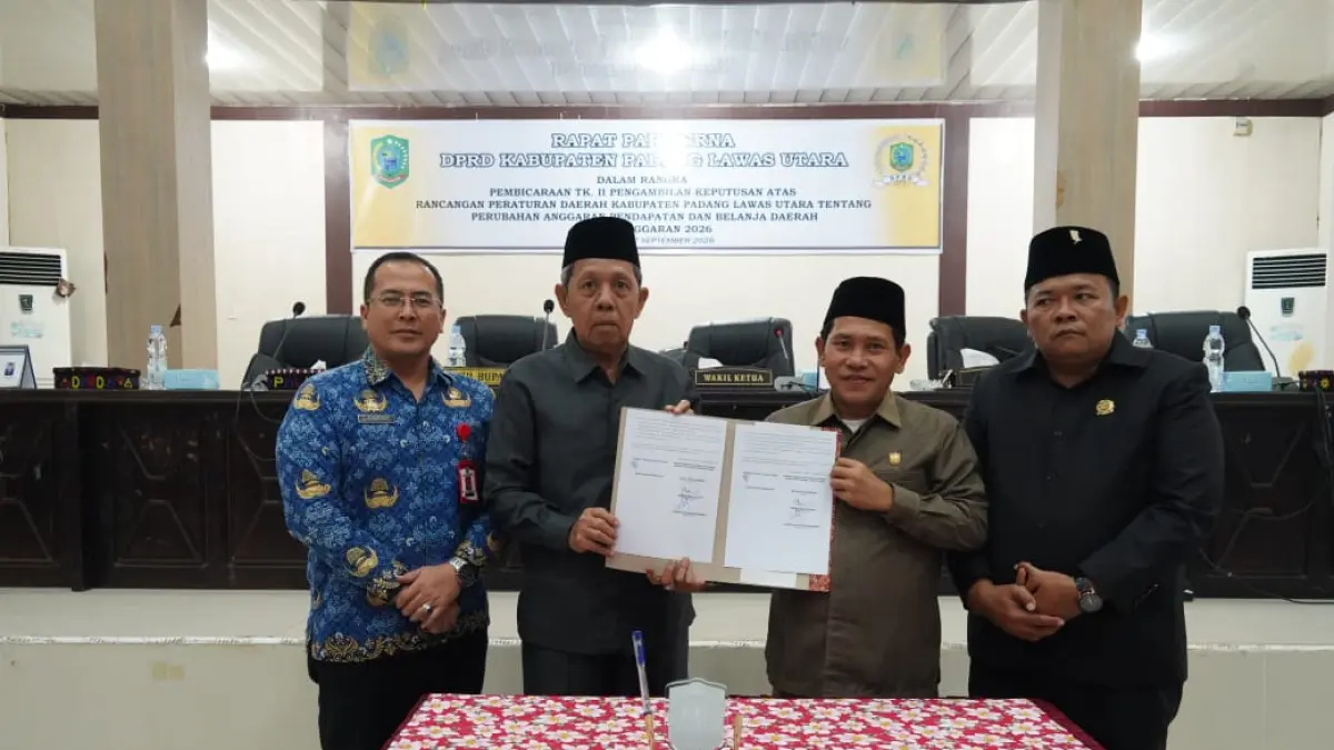 Wakil Bupati Paluta Basri Harahap saat menghadiri acara pengesahan Rancangan Peraturan Daerah  (Ranperda),tentang perubahan Anggaran Pendapatan dan Belanja Daerah tahun anggaran 2026, Kamis  17 September 2026. (Mitra Harahap)