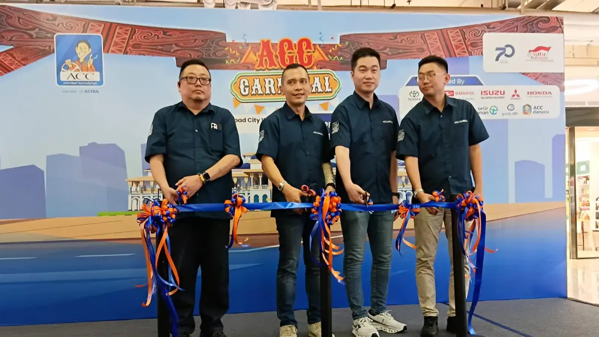 POTONG PITA: Regional Retail Business Head ACC Sumbagut Adhi Ariya Tuahta Sebayang, didampingi Branch Manager ACC Medan Adam Malik Agusli, Branch Manager ACC Medan Sisingamangaraja Victor Indrawan dan Branch Manager ACC Medan Binjai Chelvian Aroef saat memotong pita dibukanya ACc Carnival Medan di Ringroad City Walks Medan, Sabtu (19/9/2026).(Dok: ACC)