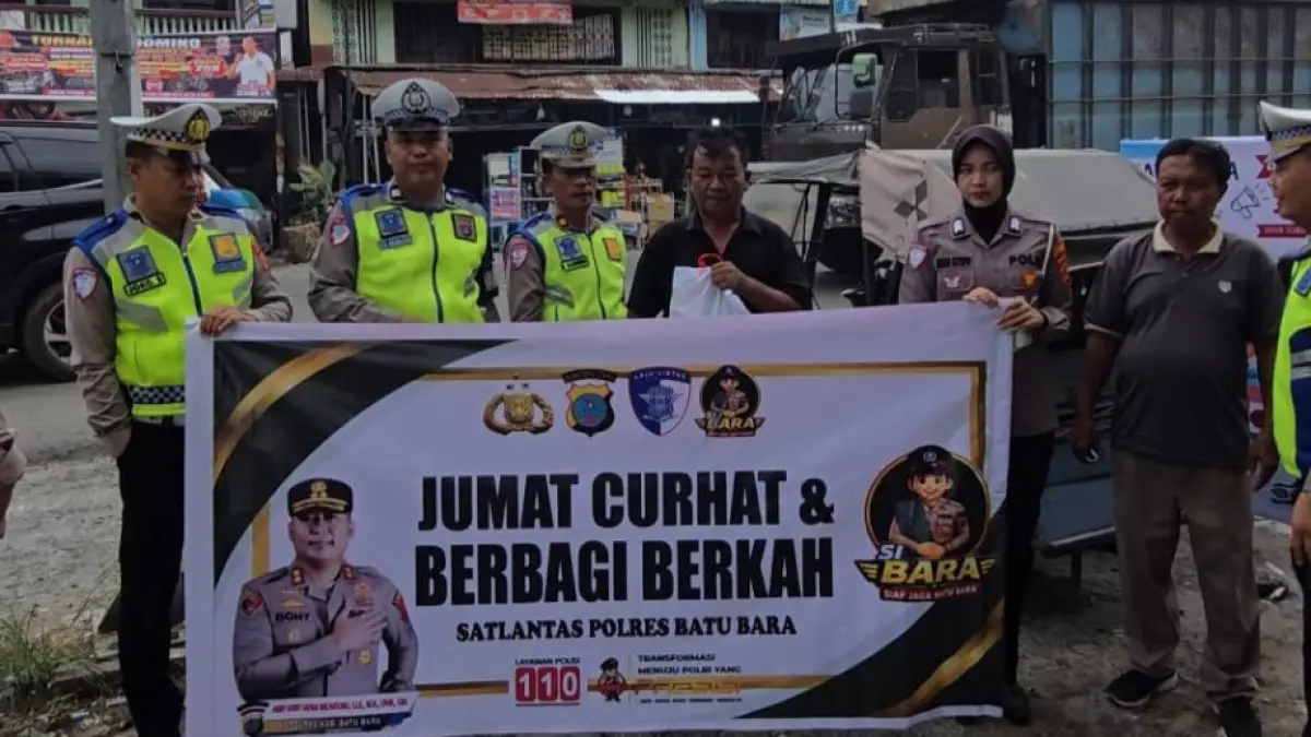 JUMAT BERKAH: Satlantas Polres Batu Bara yang dipimpin IPTU Devi Siringo-Ringo, saat melaksanakan kegiatan Jumat Berkah dengan berbagi sembako dan makanan kepada masyarakat di sejumlah wilayah Kabupaten Batu Bara, Jumat (18/9/2026). (Dok: Humas Polres Batubara)