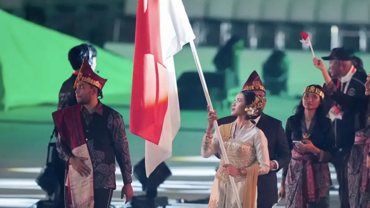 ADAT: Karateka Daniel Hutapea saat menggunakan pakaian adat Batak Toba dalam pembukaan Asian Games 2026. (Dok: NOC Indonesia)