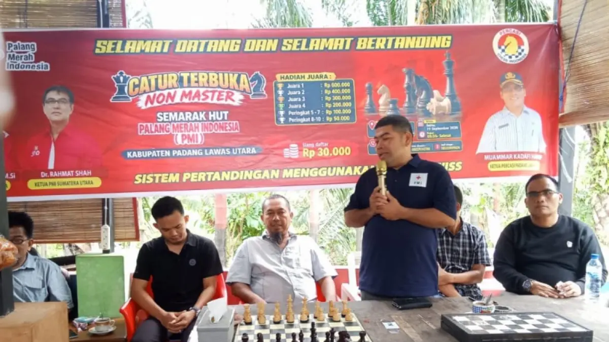 BUKA: Ketua PMI PALUTA, Tohong Pangondian Harahap saat membuka secara resmi Turnamen Catur perdana di Winners Cafe. (Dok: Panitia)