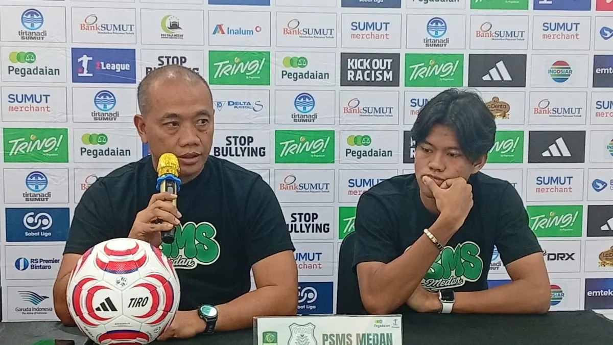 KETERANGAN: Pelatih PSMS Eko Purdjianto bersama pe main Rizdjar Nurviat memberi keterangan jelang menghadapi Persiku Kudus. (Dok PSMS)