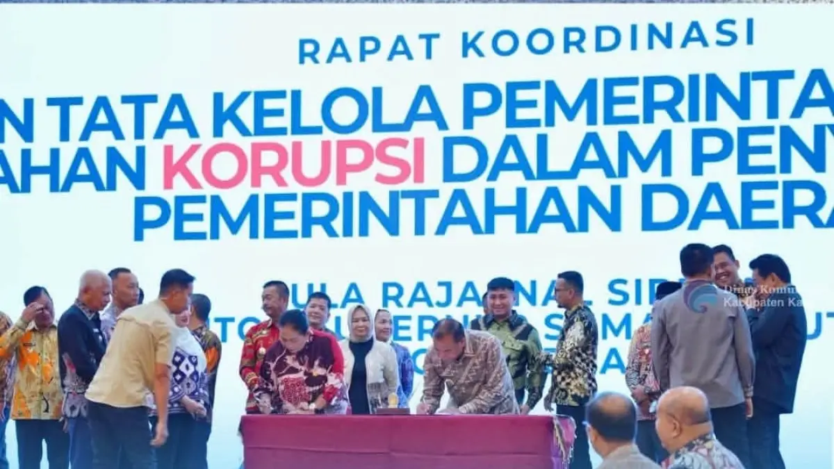 KOMITMEN: Bupati Karo dan Ketua DPRD Karo teken komitmen pencegahan korupsi. (Dok: Kominfo Karo)