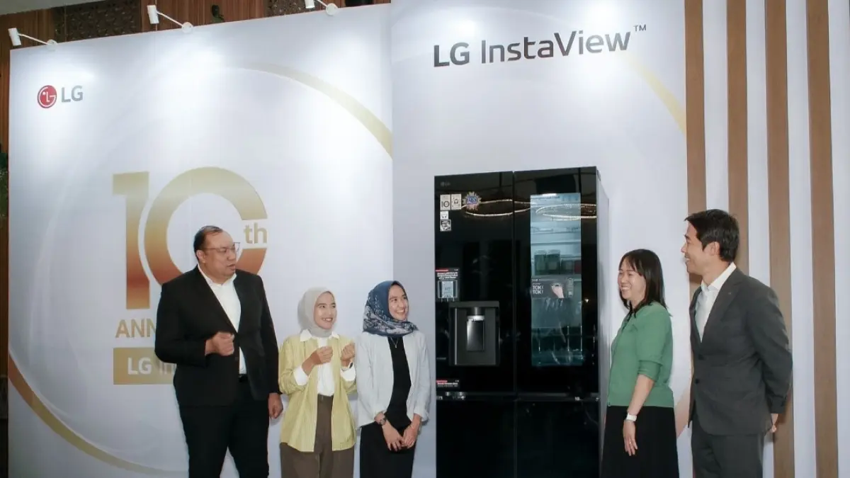 Manajemen LG Indonesia berbincang di sebelah kulkas LG Instaview. (Dok: LG Indonesia)