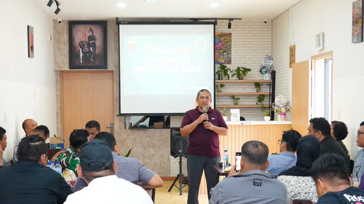 SILATURAHIM: Kapendam I/BB, Kolonel Inf Sandy saat bersilaturahim bersama wartawan unit Kodam 1/BB, di Warkop JG, Jalan Jamin Ginting, Medan. (Dok: Pendam I/BB)
