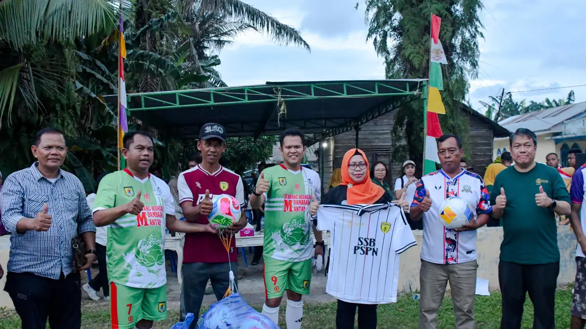 JERSEY: Bupati Sergai H. Darma Wijaya didampingi Wabup H. Adlin Tambunan bersama Processing Plant Director Regal Springs Indonesia Rusmianawati, Head of Legal & Corporate Affairs Rachmat Hidayat, dan Kades Naga Kisar Ahmad, menyerahkan bantuan jersey dan bola kaki kepada SSB Sejati Jaya dan PSPN Putra Naga, Jumat (18/09). (Dok: RSI)