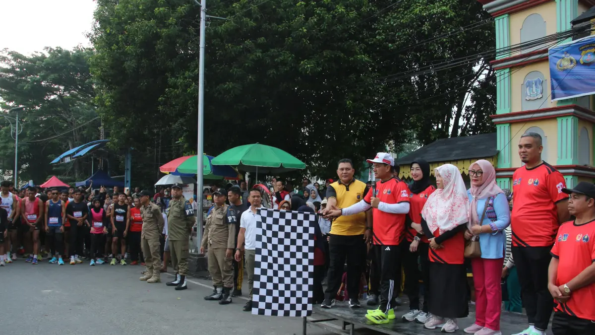 Wali Kota Tebingtinggi H. Iman Irdian Saragih bersama Wakapolres Tebingtinggi Kompol M Haris  Ketua KONI Tebingtinggi Aulia Fitra, serta sejumlah peserta mengikuti rangkaian melepas para peserta lomba lari dengan mengibarkan bendera star dalam kegiatan Tebingtinggi Sport Fest dan Expo dalam rangka memperingati Haornas 2026 di Lapangan Merdeka, Minggu (20/9/2026). (Azan Purba/Sumut Pos)