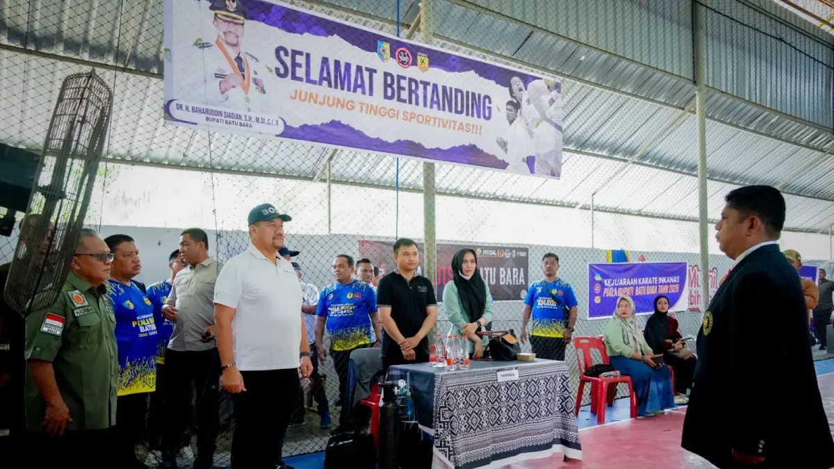 Bupati Batu Bara Dr. H. Baharuddin Siagian, S.H., M.Si., C.L.A., saat secara resmi membuka Kejuaraan Karate INKANAS Open Antar Pelajar se-Sumatera Utara yang memperebutkan Piala Bupati Batu Bara di Lapangan Futsal Fusco, Desa Sukaraja, Kecamatan Air Putih, Kabupaten Batu Bara, Sabtu (19/9/2026). (Foto Humas Polres Batubara)