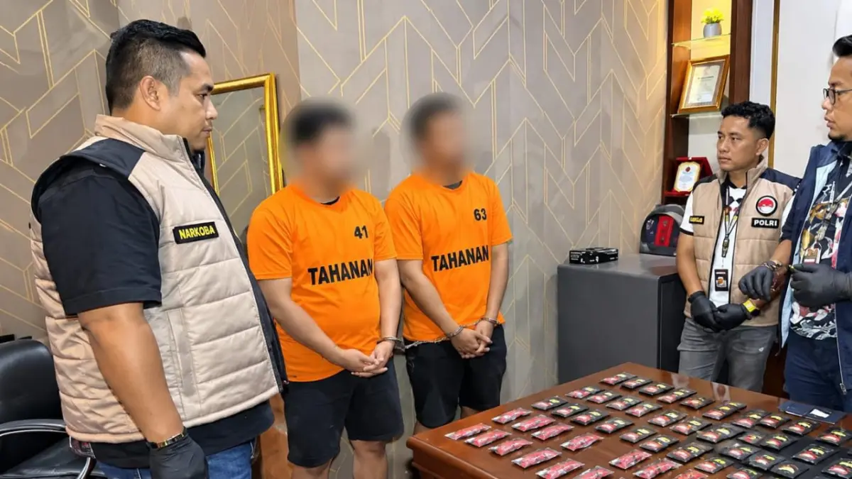 Dua pelaku pengedar pod getar diantaranya seorang DJ, yang diamankan polisi. (Dok: Polrestabes Medan)