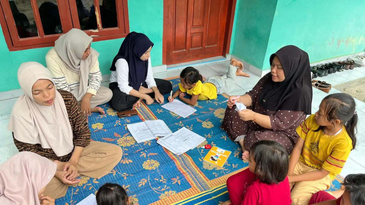 Mahasiswa KKN UINSU Melaksanakan Program Pendampingan Pendidikan bagi anak-anak Desa Huta III Dolok, Kabupaten Simalungun.