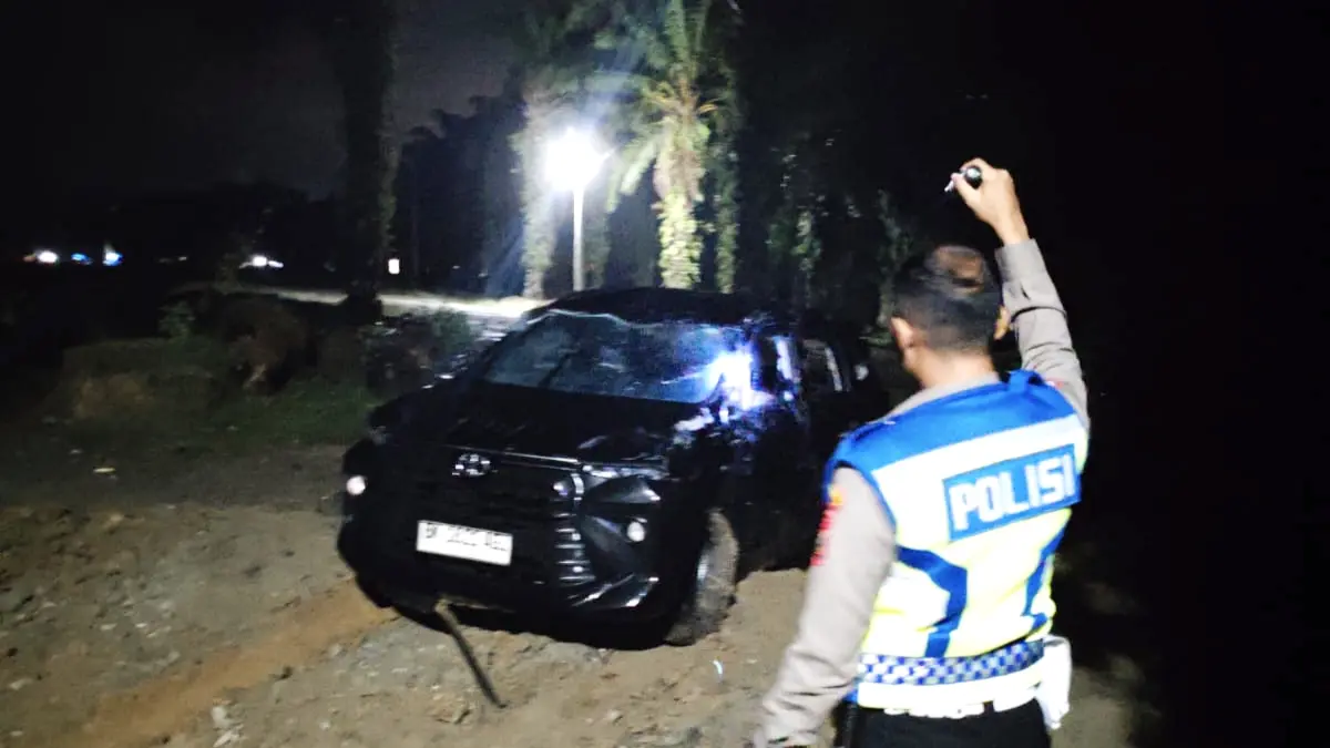 Mobil yang terjun bebas ke aliran Sungai Batangserangan, sudah dievakuasi. (Satlantas Polres Langkat/Sumut Pos)