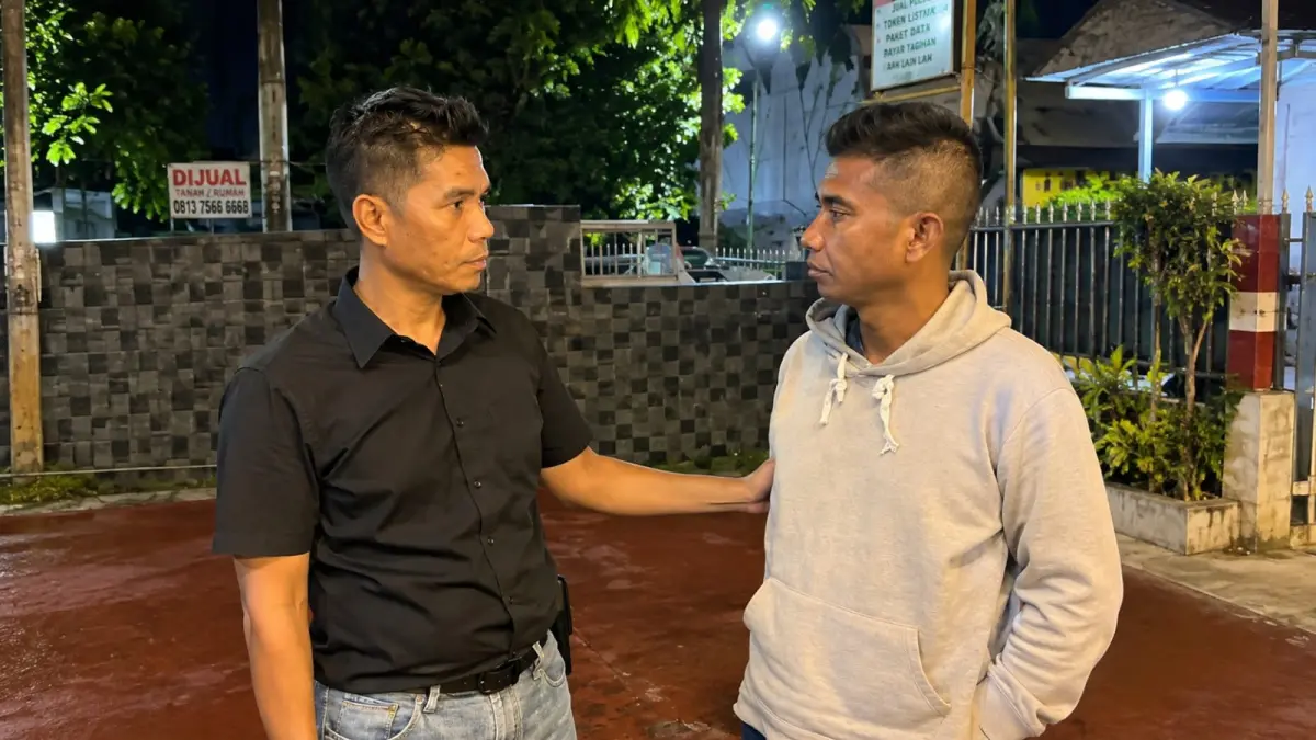 Pelaku Sahdin Akmal (kanan) yang diamankan petugas Polsek Medan Kota. (Dok: Polsek Medan Kota)