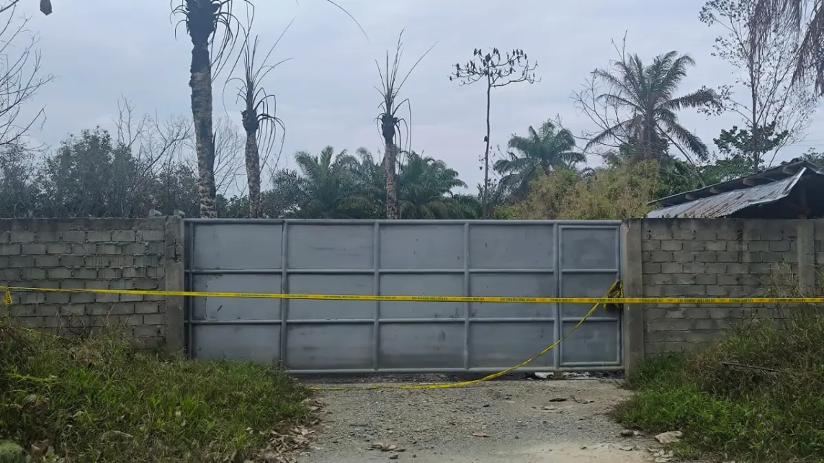 Police line terpasang di depan gerbang masuk dapur penyulingan minyak ilegal di Desa Air Hitam, Kecamatan Gebang, Langkat. (Teddy Akbari/Sumut Pos)