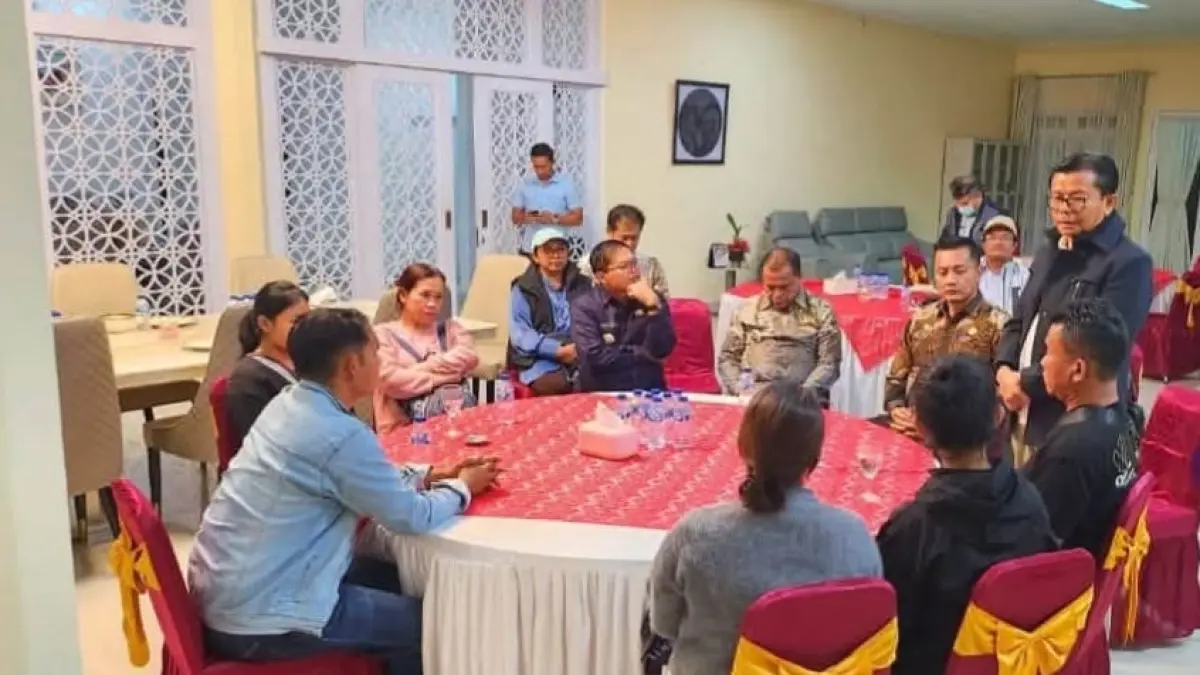 SAMBUT: Febiola dan Agnesia tiba di rumah dinas Bupati Karo. (istimewa)