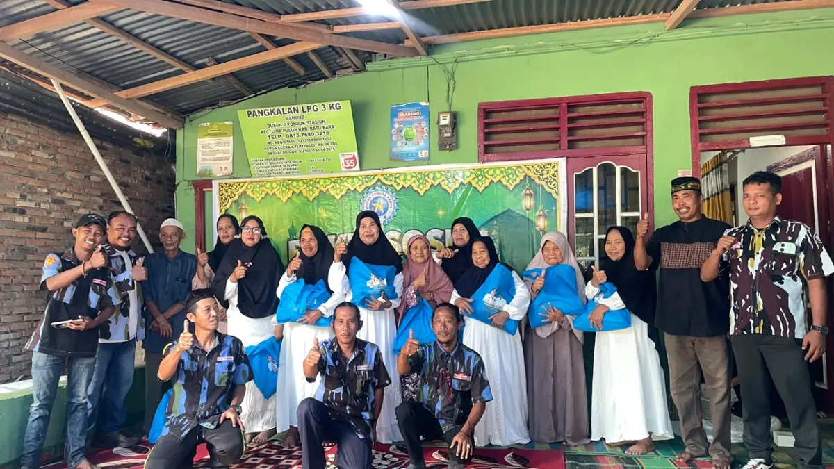 Sekretaris PAC IPK Limapuluh, Yance Situmorang, bersama Ketua PR IPK Desa Perkebunan Limapuluh, Ivan dan Sekretaris Didit foro bersama usai mengelar bakti sosial dengan warga Pondok Stasiun. desa perkebunan Limapuluh, Minggu(20/9/2026). (Foto Liberti H Haloho)
