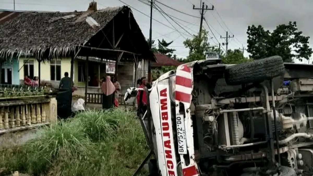 Ambulans diduga bawa jenazah mengalami laka tunggal dan terbalik di Gebang, Langkat. (Istimewa/Sumut Pos)