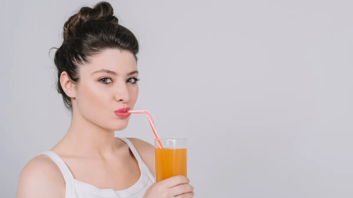 ilustrasi wanita yang meminum jus. (freepik)