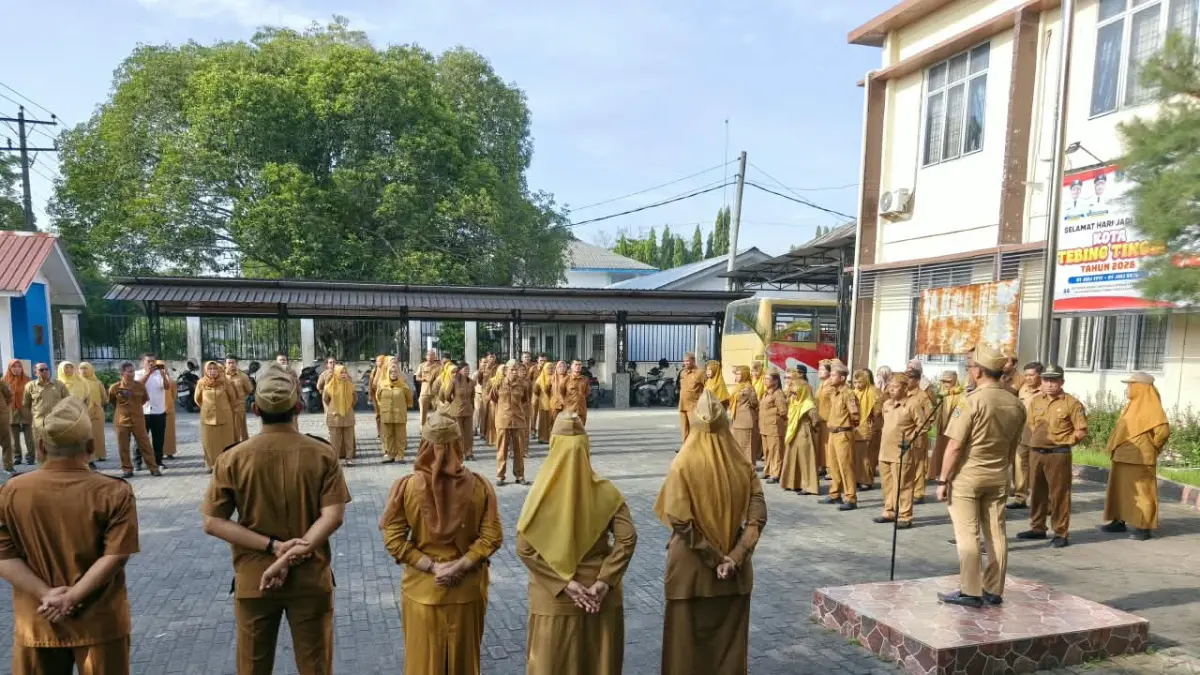 Kepala Dinas Pendidikan Kota Tebingtinggi Mhd Denni Saragih menyampaikan arahan kepada para kepala sekolah saat apel di halaman Kantor Dinas Pendidikan Kota Tebingtinggi,(21/9/2026). (Azan Purba / Sumut Pos)