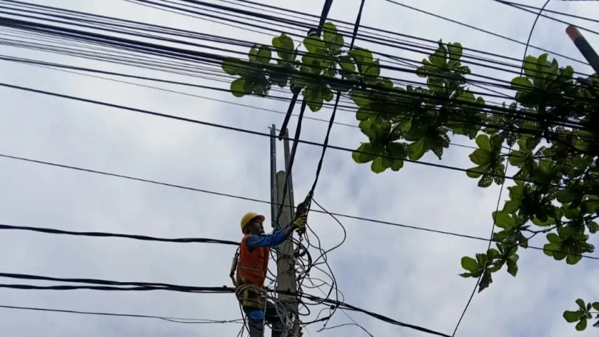 Petugas PLN UP3 Binjai saat melakukan pengetatan dan sekaligus cek kondisi kabel di Jalan Jamin Ginting, Binjai Selatan. (Istimewa/Sumut Pos)