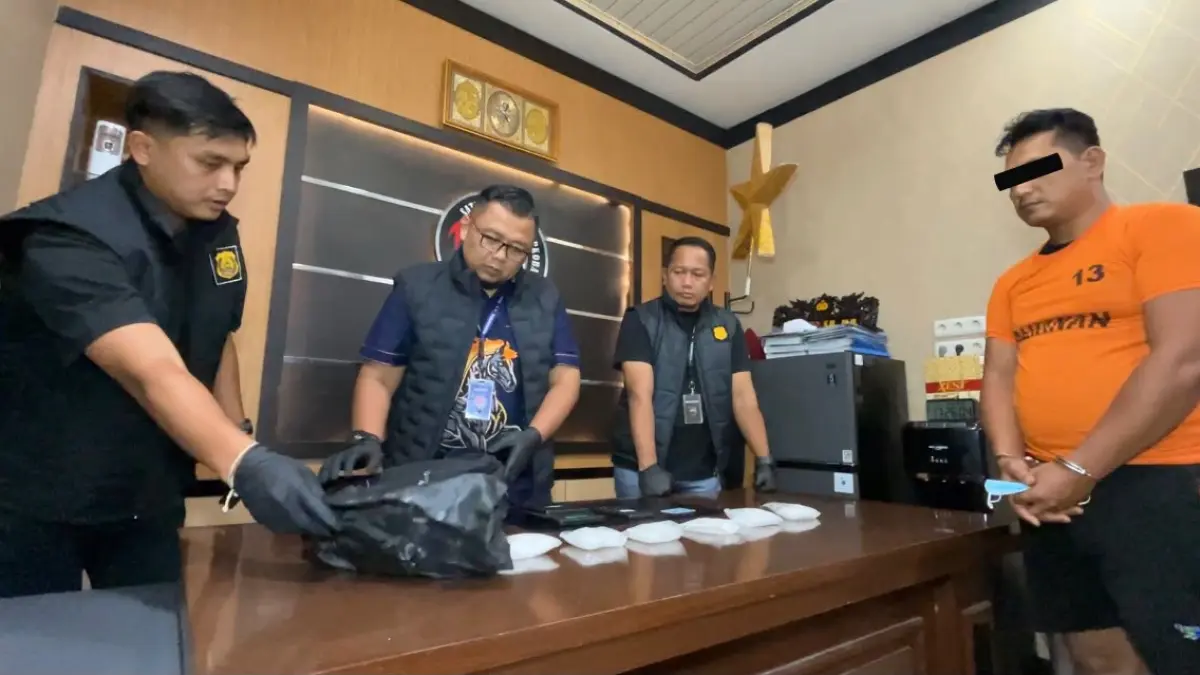 TANGKAP: Penumpang travel asal Aceh berinisial FYM, yang ditangkap polisi. (Dok: Polrestabes Medan)