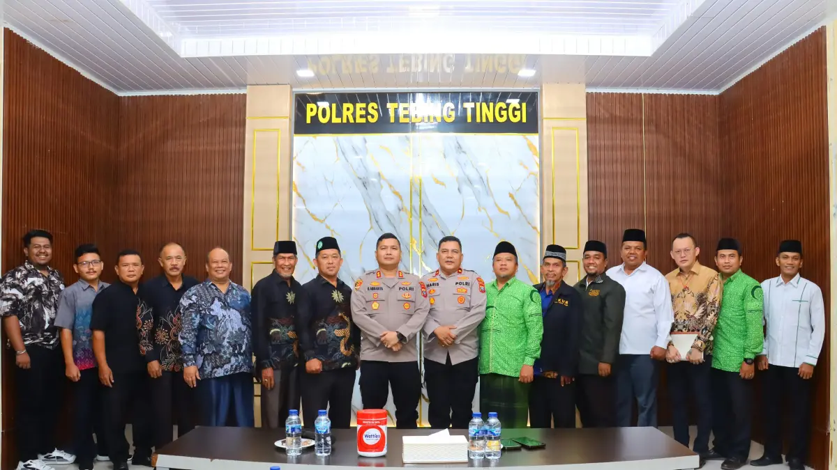 BERSAMA: Kapolres Tebingtinggi AKBP Hotmartua Ambarita didampingi Wakapolres Kompol Muhammad Haris Sihite foto bersama para tokoh agama dan pimpinan organisasi keagamaan serta kemasyarakatan usai silaturahim dan dialog Kamtibmas di Ruang K3I Polres Tebingtinggi. (Dok: Azan Purba/Sumut Pos)