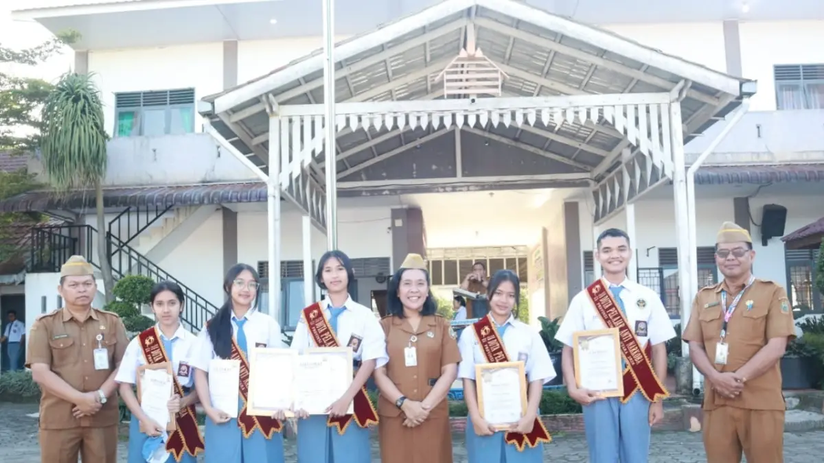 BERSAMA: Kasek SMA  Negeri 1 Kabanjahe foto bersama siswa berprestasi. (Dok: Humas SMAN 1 Kabanjahe)