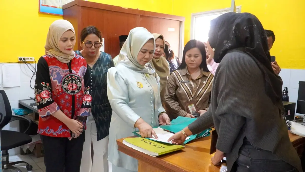 CEK: Plt Bupati Langkat, Tiorita br Surbakti saat melakukan pengecekan di RSUD Tanjungpura. (Dok: Diskominfo Langkat)