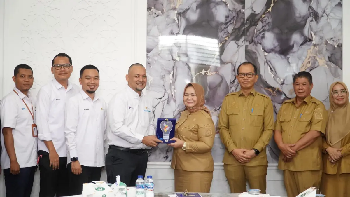 JAJARAN: Plt Bupati Langkat, Tiorita br Surbakti bersama jajaran UP3 PLN Binjai. (Dok: Diskominfo Langkat)