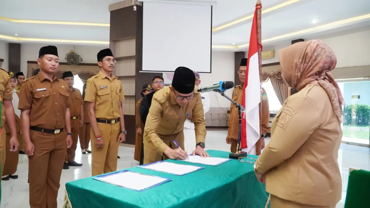 LANTIK: Plt Bupati Langkat, Tiorita br Surbakti melantik pejabat fungsional Pemkab Langkat. (Dok: Diskominfo Langkat)